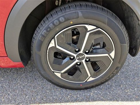 Used 2024 Kia Niro LX image 12