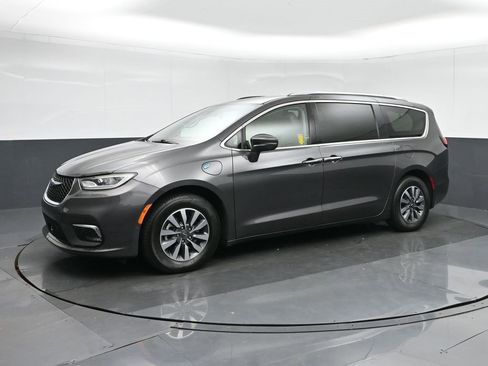 Used 2021 Chrysler Pacifica Touring-L image 3