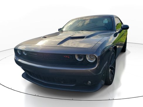 Used 2017 Dodge Challenger R/T Scat Pack w/ Leather Interior Group RWD image 3