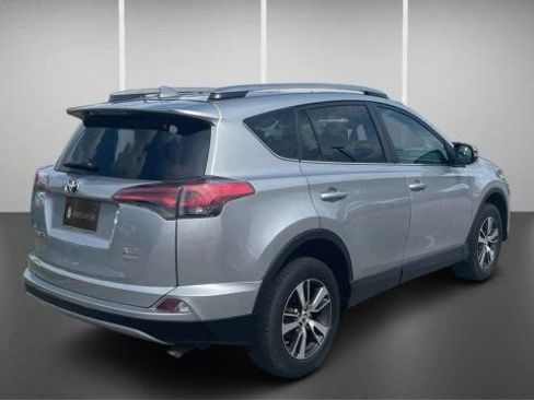 Used 2018 Toyota RAV4 XLE AWD/4WD image 8