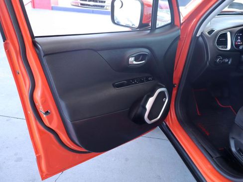 Used 2018 Jeep Renegade Latitude w/ Popular Equipment Group FWD image 12