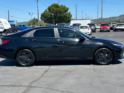 Certified 2023 Hyundai Elantra Blue FWD image 3