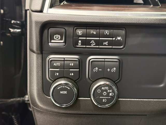 Used 2025 Chevrolet Suburban Z71 AWD/4WD image 38