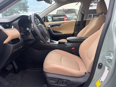 Used 2020 Toyota RAV4 XLE w/ Convenience Package FWD image 5