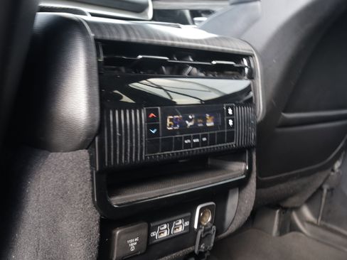 Used 2024 Jeep Wagoneer L Series II image 13