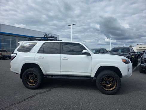 Used 2022 Toyota 4Runner SR5 Premium w/ Moonroof Package AWD/4WD image 2