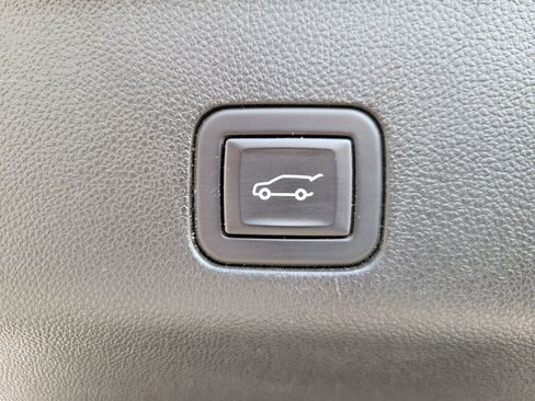 Used 2023 GMC Yukon XL Denali image 11