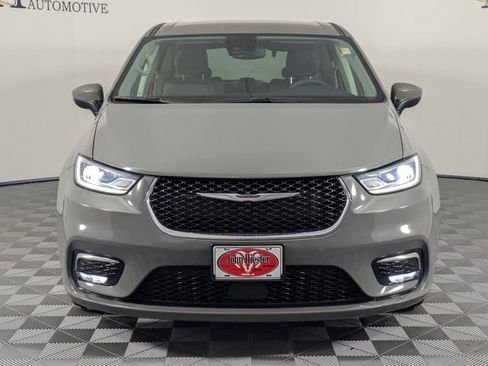 Used 2023 Chrysler Pacifica Touring-L image 6