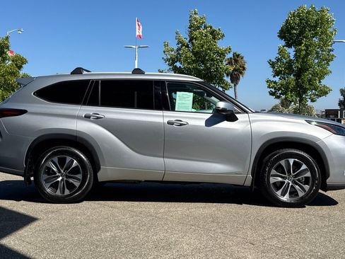 Used 2022 Toyota Highlander XLE AWD/4WD image 8