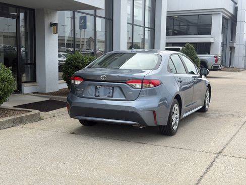 Used 2021 Toyota Corolla LE w/ Carpet Mat Package (TMS) FWD image 5