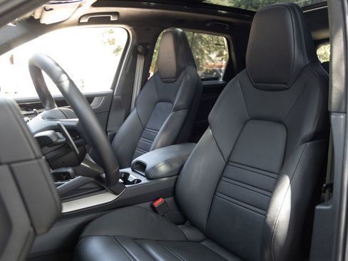 Certified 2025 Porsche Cayenne Turbo AWD/4WD image 5