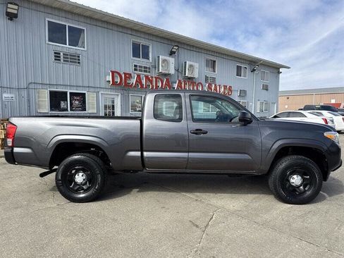Used 2016 Toyota Tacoma SR image 9