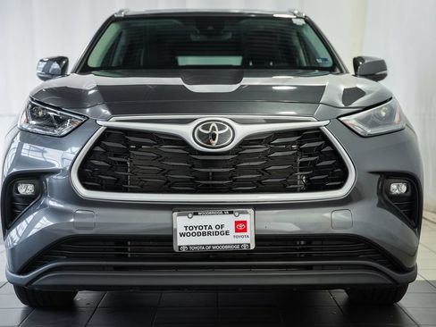 Used 2025 Toyota Highlander XLE AWD/4WD image 2