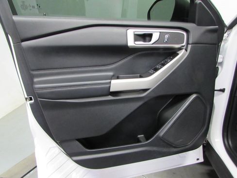 Used 2020 Ford Explorer XLT w/ Equipment Group 202A AWD/4WD image 12