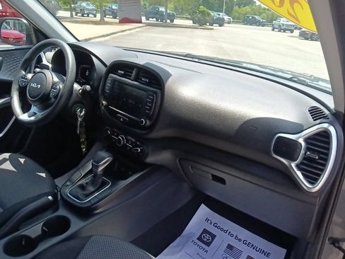 Used 2025 Kia Soul LX w/ LX Technology Package FWD image 31