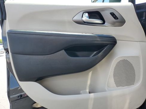 Used 2023 Chrysler Pacifica Touring-L FWD image 25