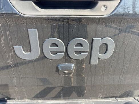 Used 2022 Jeep Gladiator Willys image 11