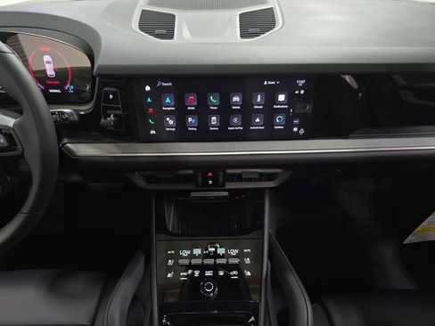 Certified 2025 Porsche Cayenne AWD/4WD image 16