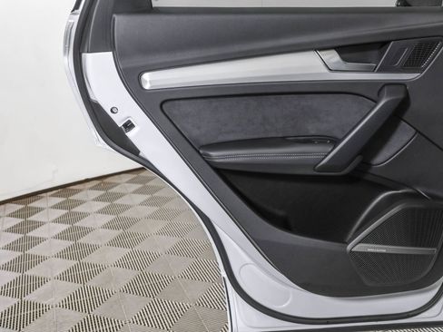 Used 2024 Audi Q5 e Premium Plus w/ Premium Plus Package image 39