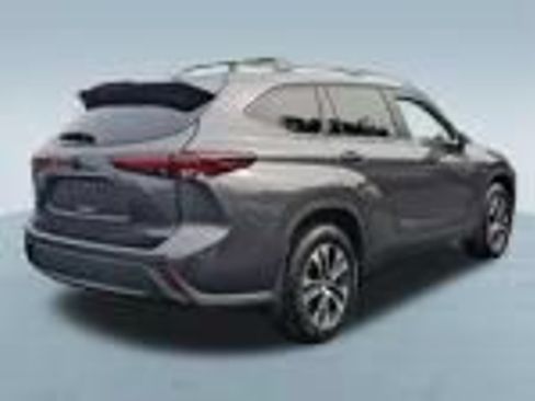 Used 2024 Toyota Highlander XLE AWD/4WD image 6