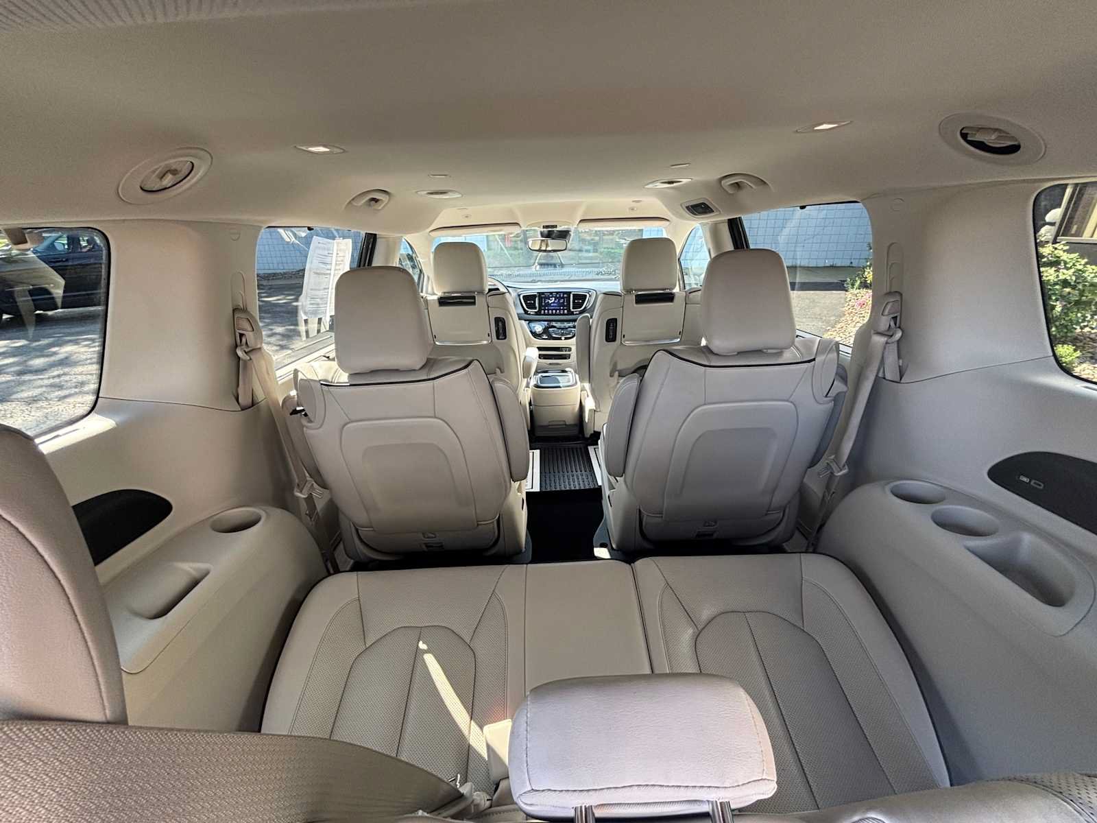 Used 2020 Chrysler Pacifica Limited w/ Advanced Safetytec Group FWD image 8
