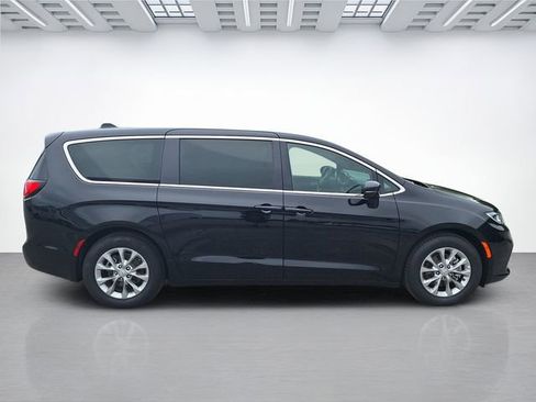 Used 2026 Chrysler Pacifica Limited FWD image 3