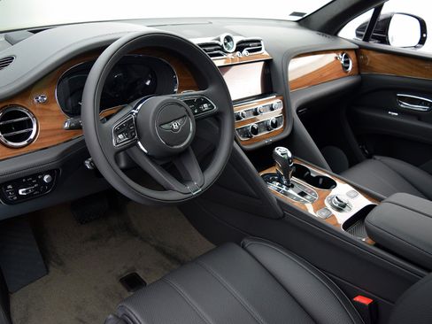 Certified 2021 Bentley Bentayga Plug-In Hybrid AWD/4WD image 16