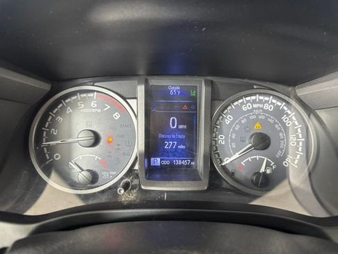 Used 2018 Toyota Tacoma TRD Sport AWD/4WD image 16