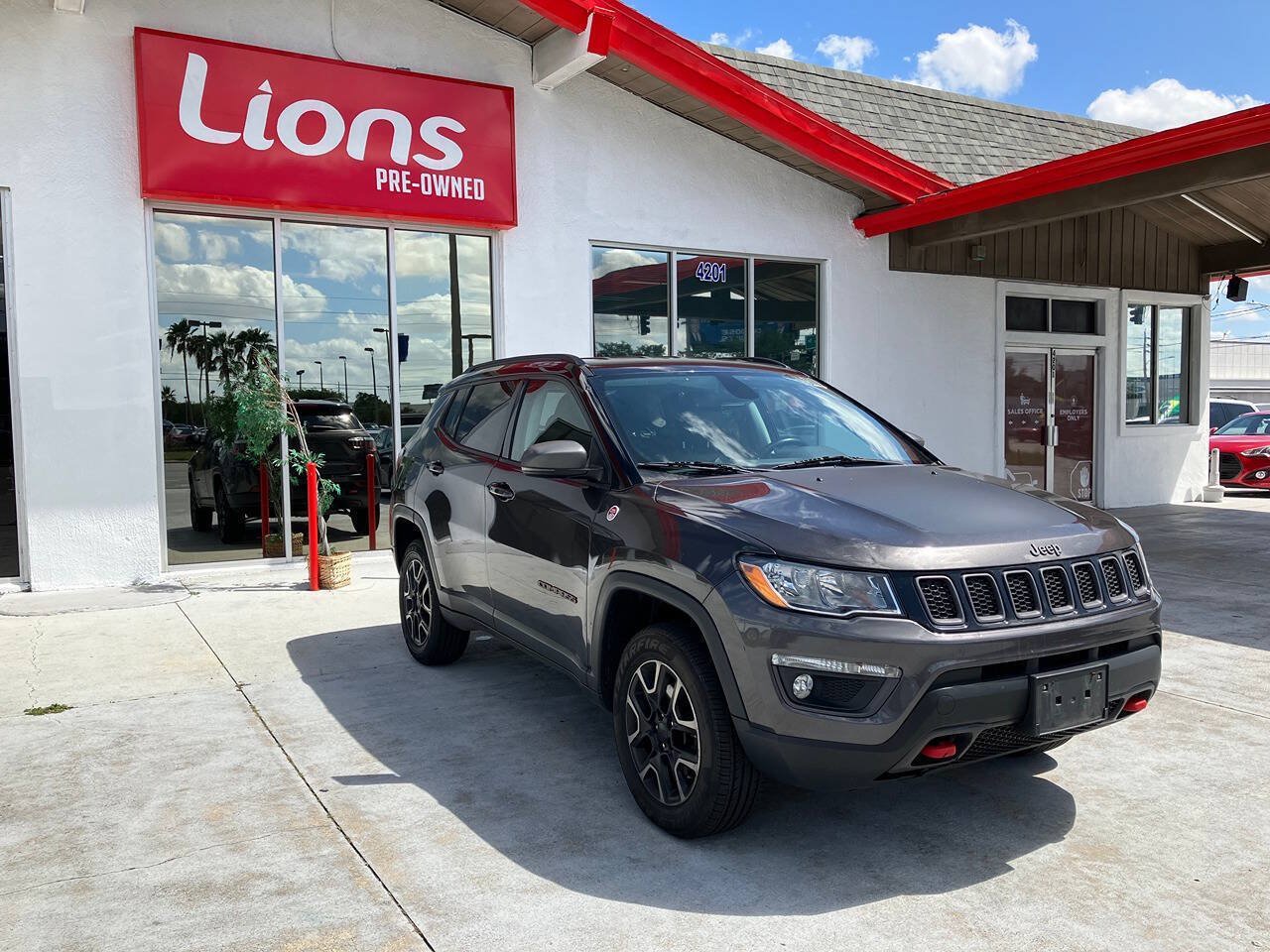 Used 2019 Jeep Compass Trailhawk AWD/4WD image 9