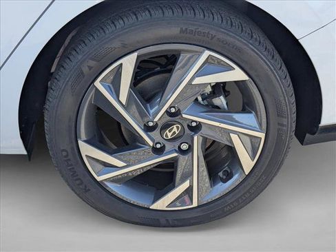 Used 2024 Hyundai Elantra SEL w/ Convenience Package image 24