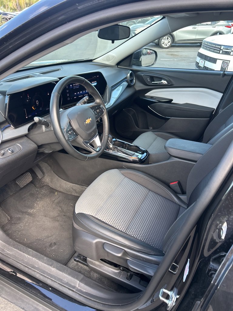 Used 2025 Chevrolet Trax LT w/ LT Convenience Package FWD image 8