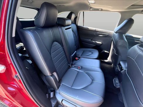 Used 2022 Toyota Highlander XLE AWD/4WD image 20