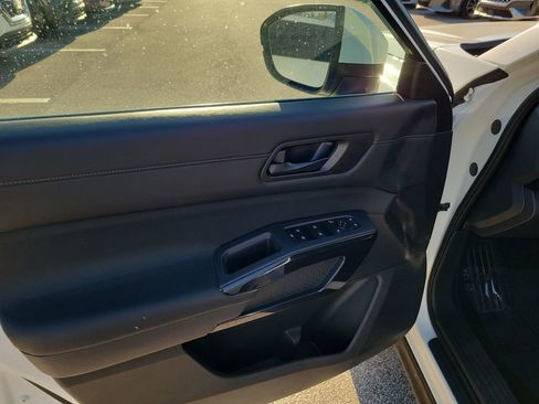 Used 2025 Nissan Pathfinder SV image 22