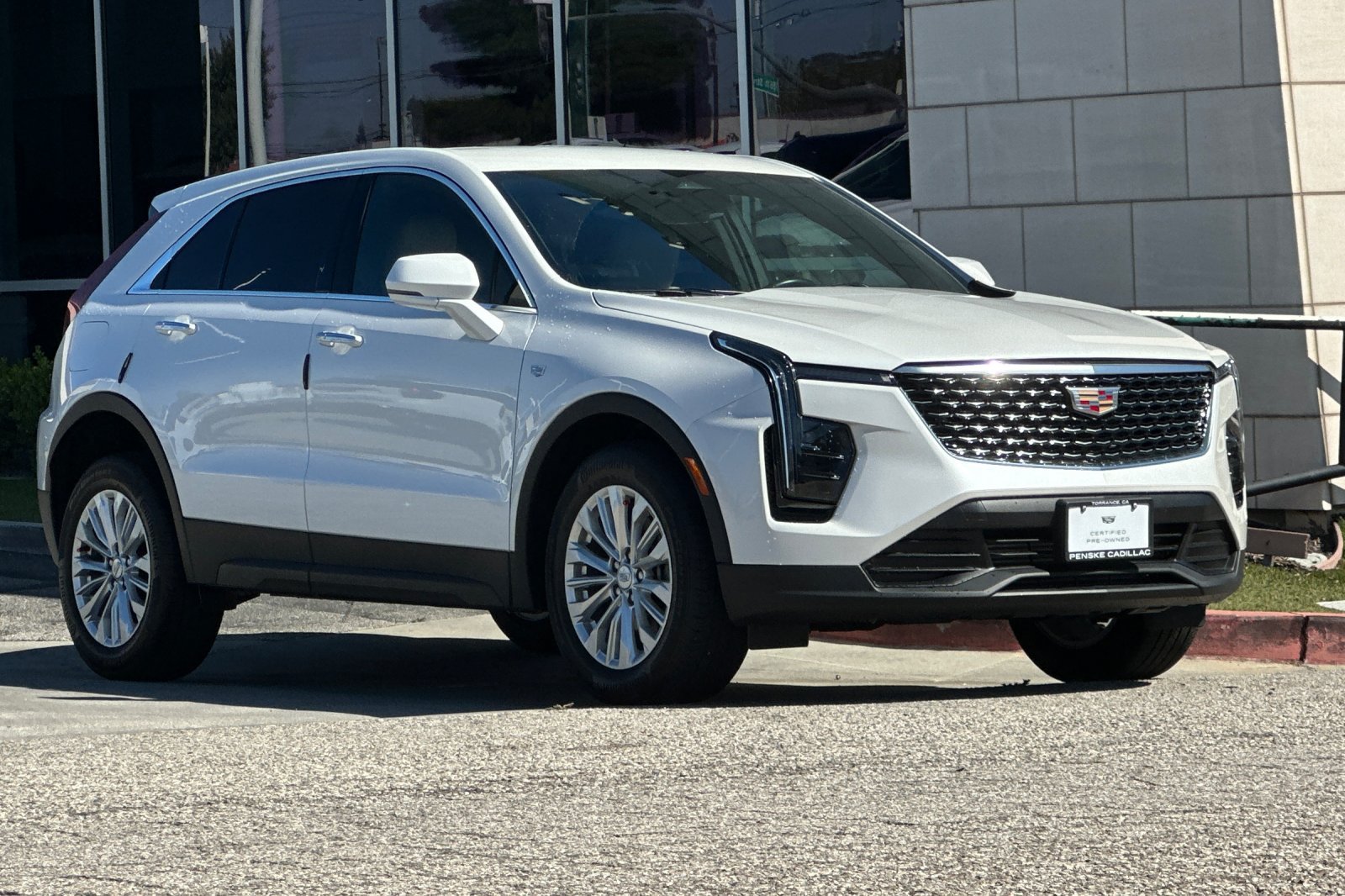 Used 2024 Cadillac XT4 Luxury FWD image 2