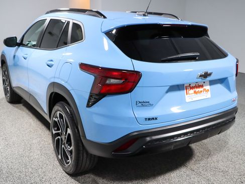 Used 2024 Chevrolet Trax RS w/ Sunroof Package FWD image 9