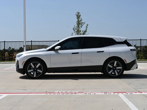 Used 2024 BMW iX xDrive50 w/ Premium Package AWD/4WD image 6