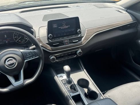 Used 2025 Nissan Altima 2.5 SV FWD image 16