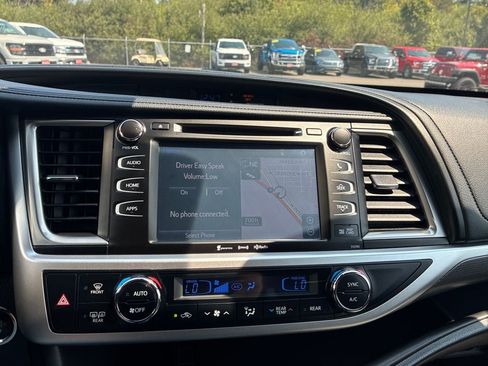 Used 2019 Toyota Highlander SE AWD/4WD image 25