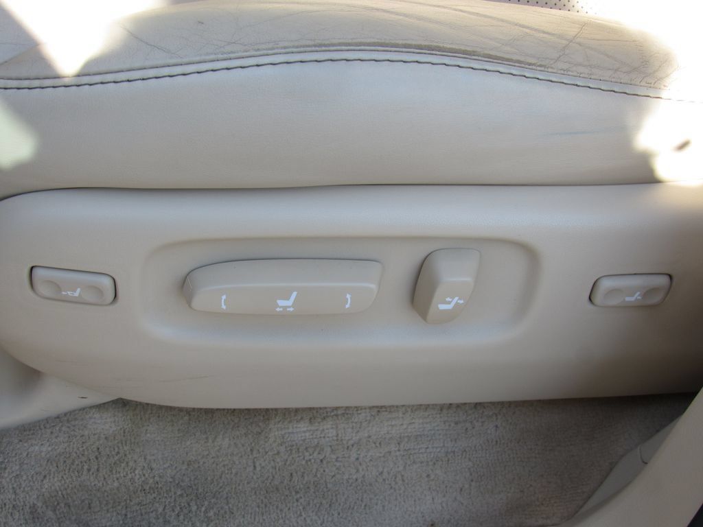 Used 2015 Lexus LX 570 4WD w/ Luxury Package image 11