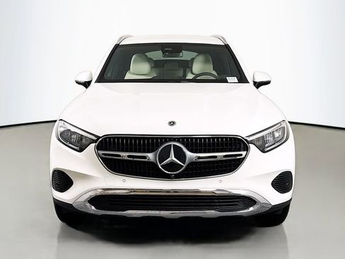 Used 2025 Mercedes-Benz GLC 350e 4MATIC image 2