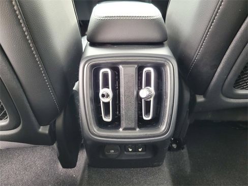 Used 2023 Volvo XC40 B5 Plus image 17
