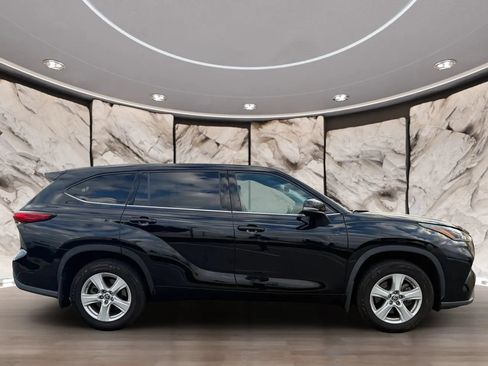 Used 2021 Toyota Highlander LE AWD/4WD image 4