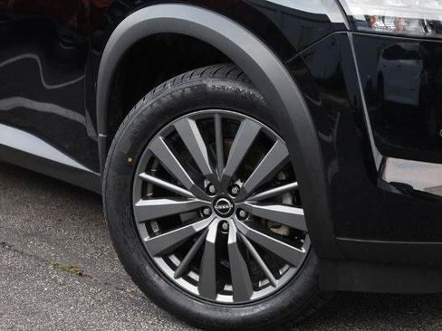 Certified 2025 Nissan Pathfinder SL w/ SL Premium Package FWD image 3