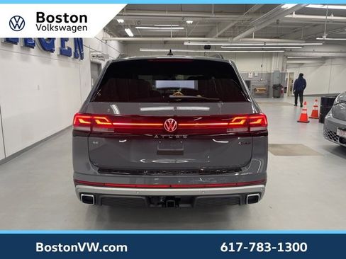 New 2026 Volkswagen Atlas Peak Edition image 3