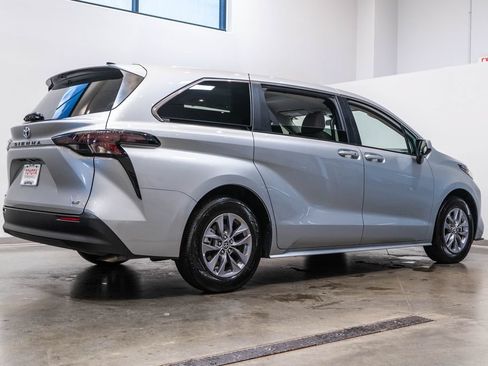 Certified 2025 Toyota Sienna LE FWD image 9