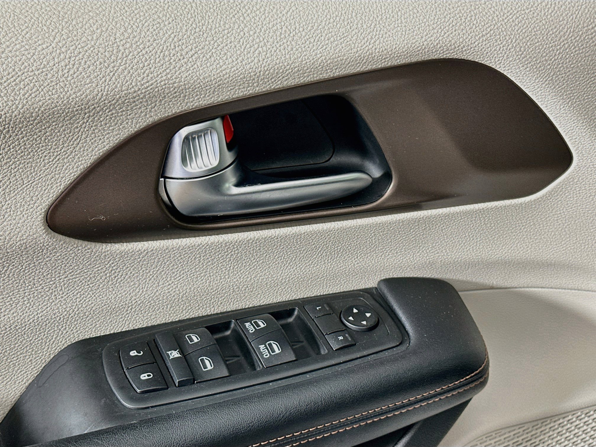 Used 2019 Chrysler Pacifica Touring-L FWD image 15