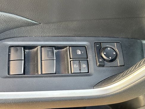 Used 2020 Toyota RAV4 XLE Premium image 7