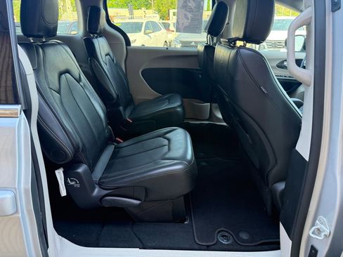 Used 2024 Chrysler Pacifica Touring-L FWD image 21
