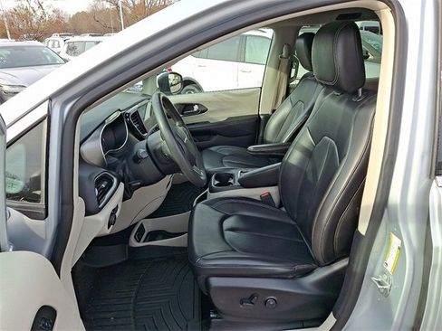 Used 2023 Chrysler Pacifica Touring-L image 11