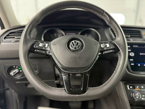 Used 2021 Volkswagen Tiguan SE w/ Panoramic Sunroof Package image 25